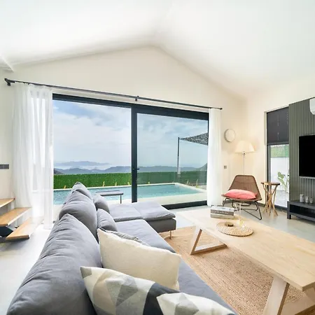 Oxy Private Pools & Seaview & Heated Indoor Pool Willa